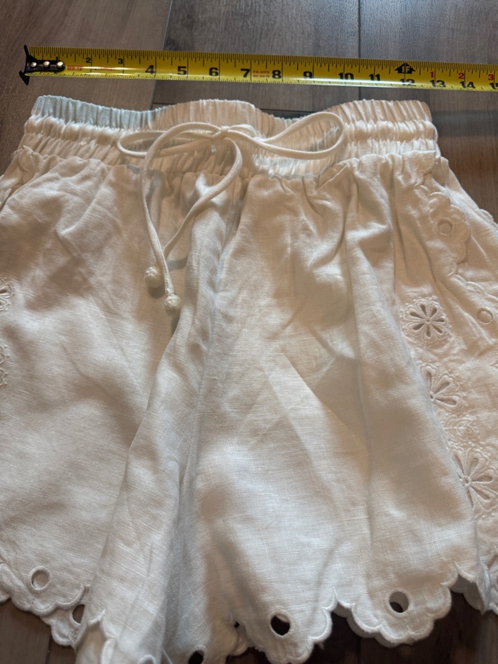 FARM Rio White Eyelet Scalloped Hem Drawstring Shorts. 100% Linen. Lined. New - Picture 13 of 15